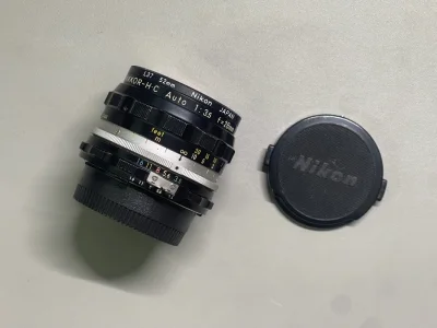 一只少见的多层镀膜官改ai口的尼康AUTO 28/3.5
成色很不错，镜头很轻，素质也很不错
7组7片的结构，据说是当时的小广角“明日之镜”
物流选择的是竹蜻蜓PLUS专线
发货后也是很丝滑的代理清关来到了手里
包装到手甚至还是八角尖尖，体验非常好