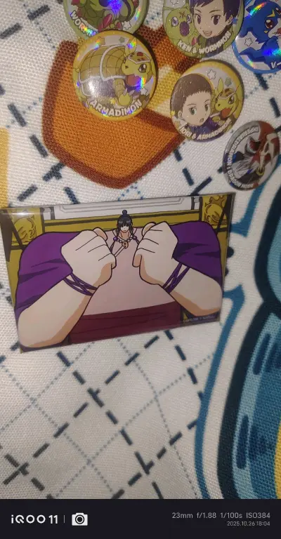 家人们，今天来分享一下我的超爱周边——逆转裁判绫里真宵方吧唧！

作为逆转裁判的忠实粉丝，每次看到相关周边都走不动道。这个方吧唧一入手就深得我心。画面里的绫里真宵双手握拳置于胸前，神情坚毅又充满自信，经典的紫色服饰和发型细节满满，完美还原了她在游戏里灵动又果敢的形象...