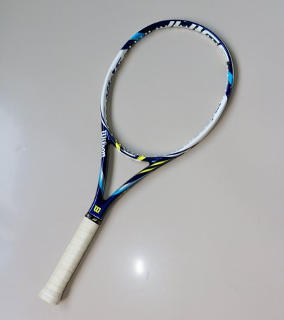 最近入手了Yonex Ezone 100，整体表现非常惊喜！轻巧好上手，适合女生和青少年。击球反馈清晰，打起球来很有自信。适合想要提升水平的球友，推荐给和我一样喜欢高质量击球体验的人。