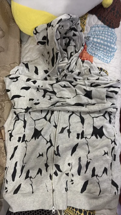 做为一个特摄爱好者，个人是非常喜欢艾雷王这只怪兽的，相关的周边，也是收集了很多。
多亏了挖煤姬app，海淘了一件尺码为L的艾雷王卫衣，实在是太稀有了，我在国内app翻了又翻就是没有，只有海淘这个办法，没想到真的海淘到啦，太幸福啦！
特摄迷这个秋天等什么嘞，赶紧海淘衣...