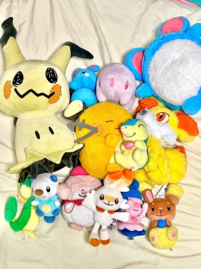 在挖煤姬海淘的宝可梦毛绒玩偶也太治愈了！拿到手就被它软乎乎的触感征服，黄色绒毛蓬松又细腻，小耳朵和红脸蛋的细节做得超精致，抱在怀里像云朵一样柔软～物流速度意外地快，包裹里的玩偶被泡泡纸裹得严严实实，完全没变形！现在它已经成为我书桌旁的‘治愈小搭档’，以后买宝可梦周边...