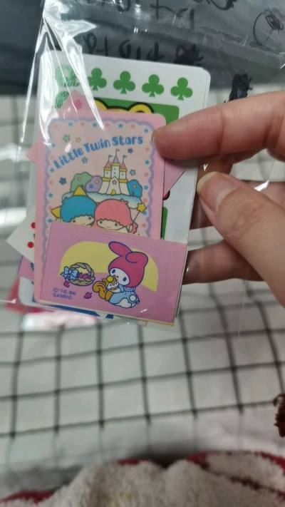 Kitty八几年简直是神。太经典太美了。配色和穿搭都是我们最喜欢的感觉。九几年的Kitty也延续了这种风格。很喜欢