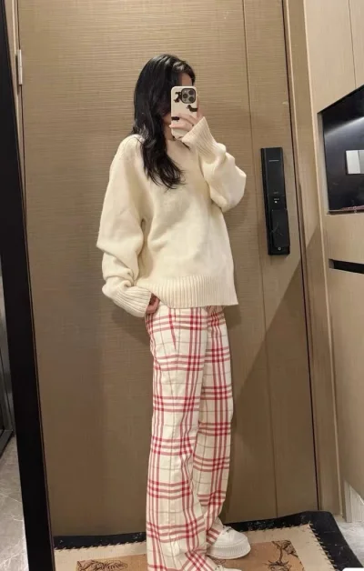 这次挖煤姬海淘衣服真的太惊喜了！买到了喜欢的衣服，下单后物流比预想快很多，包装也特别仔细。衣服实物比图片更有质感，面料亲肤柔软，走线工整没有线头。
日系尺码标准，按推荐选非常合身，细节设计很用心。这次购物体验满分，性价比超高，已经推荐给朋友了！下次还会继续来挖煤姬淘...