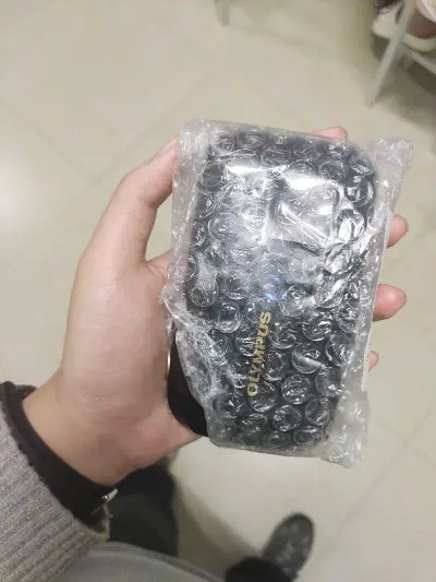 买的奥林巴斯u1高阶版到手了！专门买了这个，说是可以拍电影画幅，特别期待成片！到手后包的很细致，都是泡沫纸！之后到手后我看了也很不错！快递物流十几天就到了！客服也很细心！讲解很详细客气！