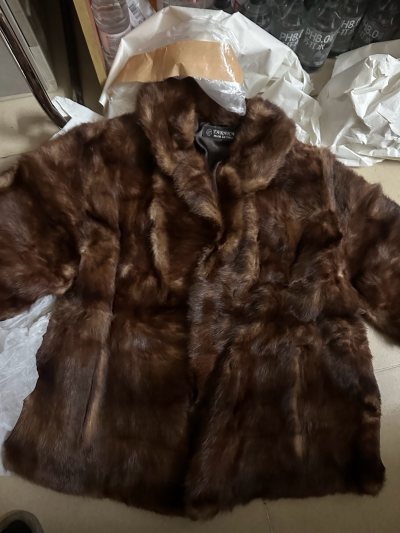 这一件皮草比图片的深一点颜色，内衬很光滑舒服，衣服长度也刚刚好，整体来说满意的。客服也很好，物流也很快～