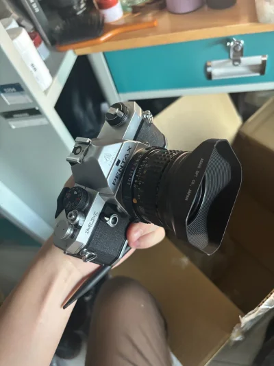 一套极好成色的宾得mx套机 还带原盒遮光罩还有取景放大镜。一套的四个镜头也是成色极好 镜片干净 机身也是极新成色。等日后再送去保养下就可以恢复满血战斗力 再加价格也着实性价比 也是实现了mx的执念