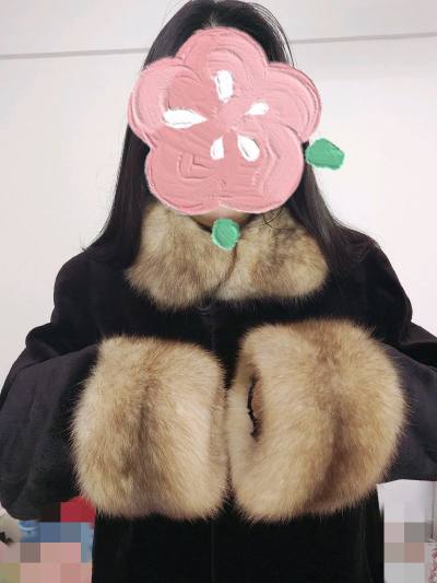 貂绒很柔软很干净，领口和袖口的紫貂也太软太轻盈了，第一次买就买到了这么称心如意的，这个冬天会很暖和呀