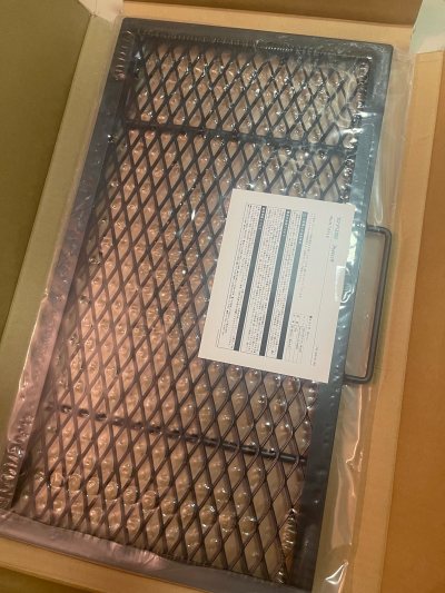 由于商品本身很重，选择了海运方式进行了运输，等待的时光总是美好的，货物完美收到。桌子没有任何磕碰。海运除了时间久一点没别的问题。非常好的一次购物体验。