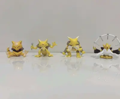  再次收服勇吉拉组精灵! 勇吉拉是二阶形态，会盯着银汤匙来增强并放出精神力量。用金汤匙好像就不行虽然有着强大的精神力，但如果没有拿着银汤匙，精神力量就会减半。第三形态的铭文不在背后在尾巴上 这一组都是非常精致的玩具