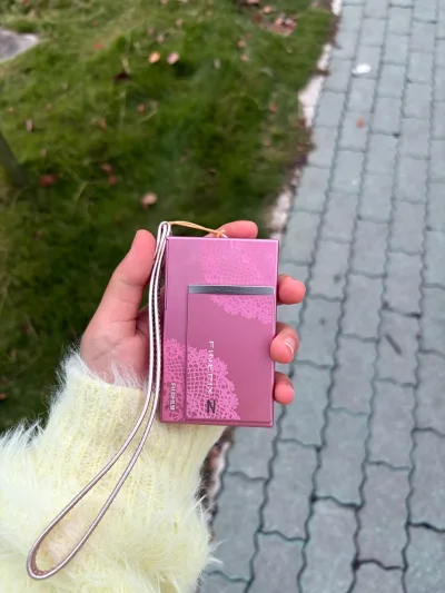 很多年前的一个老相机了，滑盖式的非常方便使用和携带，这一款色彩比较浓郁我很喜欢所以买了这个系列的两款 都很好看 拍照也非常好看，拍出来的照片都不需调色就很美了