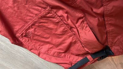 红色的北面半身裙太好看啦