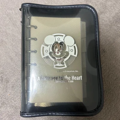 淘到最爱的复古小本！十分推荐，在这里淘有很多复古的90年代小本子，如果你也喜欢这样的手帐本，可以尝试搜索复古手帐a7+mickey，我会把日文关键词打在下面的词条中。