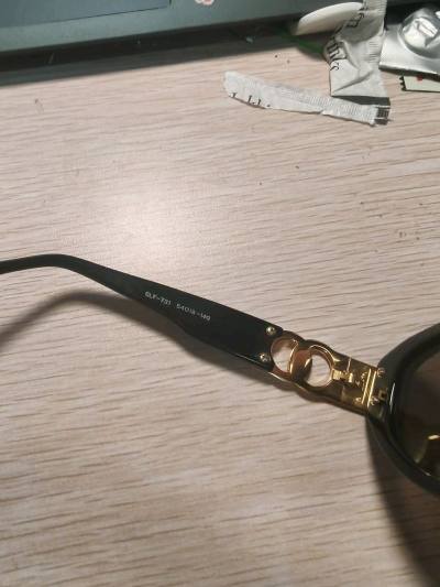 一直想入手一副能镇得住场子又能日常戴的大牌墨镜，终于在挖煤姬圆梦了！这副Celine墨镜到手的那一刻，我就知道——是心动的感觉！

我选的这款是经典的黑色方框，但镜腿处标志性的凯旋门金属logo才是灵魂所在！那种细微处透出的精致感，是照片完全无法比拟的。质感一流，拿...