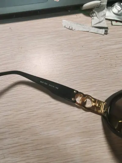 一直想入手一副能镇得住场子又能日常戴的大牌墨镜，终于在挖煤姬圆梦了！这副Celine墨镜到手的那一刻，我就知道——是心动的感觉！

我选的这款是经典的黑色方框，但镜腿处标志性的凯旋门金属logo才是灵魂所在！那种细微处透出的精致感，是照片完全无法比拟的。质感一流，拿...