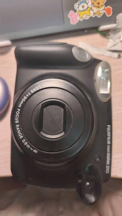 一直觉得普通拍立得相纸太小不够发挥，直到我在挖煤姬遇见了它——富士Instax Wide 210！这台“憨厚”的宽幅拍立得，彻底刷新了我的即时成像体验。

开箱时真的被它的尺寸惊到了，机身确实不小，但手感扎实，操作却异常简单。巨大的取景器，对焦非常轻松。最吸引我的，...