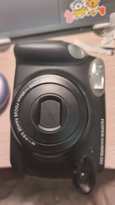 一直觉得普通拍立得相纸太小不够发挥，直到我在挖煤姬遇见了它——富士Instax Wide 210！这台“憨厚”的宽幅拍立得，彻底刷新了我的即时成像体验。

开箱时真的被它的尺寸惊到了，机身确实不小，但手感扎实，操作却异常简单。巨大的取景器，对焦非常轻松。最吸引我的，...