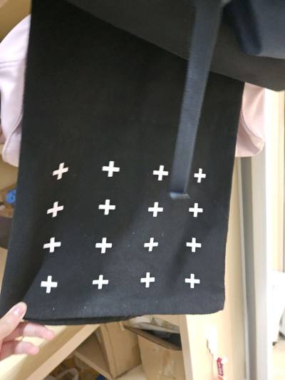 日淘的黑色帆布袋超满意！物流比预期快，包装仔细没磨损。面料厚实耐用，版型挺括不软塌，黑色百搭又耐脏，容量也够装，日淘选它太值了！