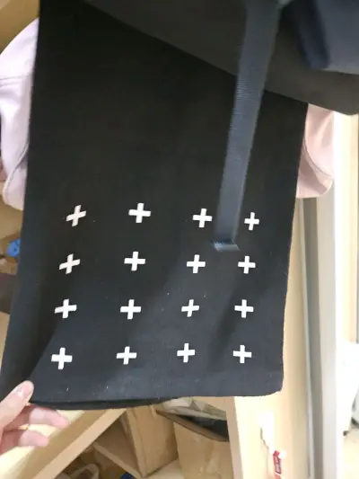 日淘的黑色帆布袋超满意！物流比预期快，包装仔细没磨损。面料厚实耐用，版型挺括不软塌，黑色百搭又耐脏，容量也够装，日淘选它太值了！