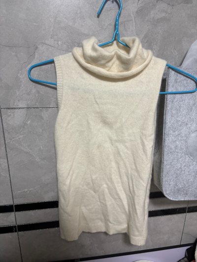 这次买的几件都是白色，白色真的是最好看的颜色了，现在的天气刚好好可以穿，完美，哈哈。包裹的很好，没有损坏，物流也很快，挺给力的。现在每天都会签到领积分，已经推荐给其他朋友啦