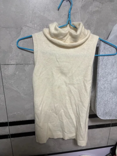 这次买的几件都是白色，白色真的是最好看的颜色了，现在的天气刚好好可以穿，完美，哈哈。包裹的很好，没有损坏，物流也很快，挺给力的。现在每天都会签到领积分，已经推荐给其他朋友啦