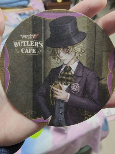 第五人格冰雪节透卡园丁和守墓的简直可爱到炸了。还意外捡到了好价的守墓执事，太可爱了我的宝宝们，谢谢挖煤姬这次的竹蜻蜓邮递，真的很方便速度也算快捷。