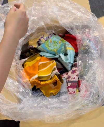 作为资深中古丝巾的日淘党，必须给挖煤姬五星好评！它直接整合了雅虎拍卖、煤炉、骏河屋等多个平台，不用切换软件就能淘遍中古丝巾～

最贴心的是内置翻译功能，日语小白也能看懂商品详情，粘贴链接就自动解析费用，全程中文操作毫无门槛。物流选竹蜻蜓不到两周就到货，全程轨迹透明，...