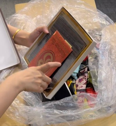 作为中古丝巾爱好者，挖煤姬绝对是我的年度惊喜！它整合了煤炉、雅虎日拍等平台，不管是大牌经典款还是日牌小众纹样，都能轻松搜到，绝版中古丝巾再也不用四处求购。

最贴心的是卖家描述超细致，丝巾的印花状态、边角磨损、面料光泽都标注清晰，还附多角度实拍图，收到的实物和页面展...