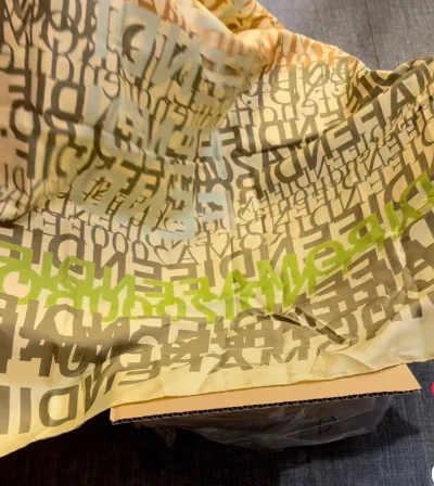 痴迷中古丝巾多年，试过不少渠道，挖煤姬绝对是宝藏般的存在！它整合了煤炉、雅虎日拍等平台，不管是带标签的未使用纪梵希长条巾，还是性价比极高的Burberry经典款，甚至小众日牌的巴洛克纹样丝巾，都能一站式找到。

最让人安心的是商品信息超透明，卖家会标注S级近新、A级...