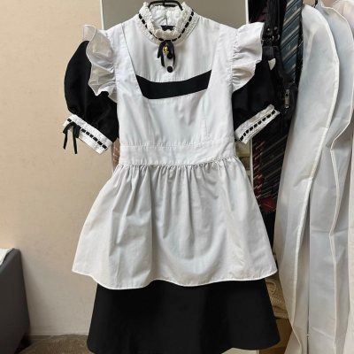 已经拿来改造了，加了纽扣和铃铛果然和谐了很多。特别经典的黑白色女仆，真的特别特别可爱，物流也很丝滑，很快就收到了，好评！