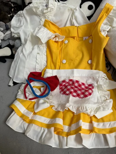 终于买到了正版，果然和到处都是的盗版不一样，布料特别有质感，明黄色很显活力，细节满满，围裙和蝴蝶结的设计把哆啦A美元素融合得恰到好处。面料柔软舒适，穿上就是元气满满的少女感，拍照出片率超高，喜欢二次元萌系风格的姐妹一定要冲～