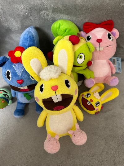 在骏河屋淘到的Happy Tree Friends里的Cuddles毛绒公仔也太可爱了！黄色的兔身、标志性的大板牙，还原度超高。手感柔软蓬松，抱着超治愈，摆在桌上就是妥妥的萌系担当，作为HTF粉丝真的一本满足，收藏党千万别错过～