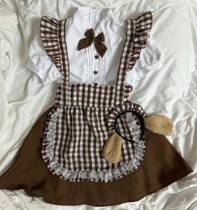 在mercari入的这款格纹小狗女仆装太绝了！棕白格纹复古又可爱，裙摆和领口的蕾丝细节精致到犯规，穿上瞬间变身娇俏犬系女仆，日常出街超吸睛。衣服质感在线，喜欢甜妹风的姐妹闭眼冲～