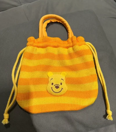 这个中古小针织包也太戳我了！橙黄条纹巨显白，抽绳设计好可爱，装个口红钥匙刚好~挖煤姬下单竹蜻蜓物流快到离谱，学生党随便买也不心疼！