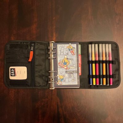 这个多功能活页本也太酷了！滑板少年的插画超戳我，笔插和夹层能把文具都收好。在挖煤姬刷到直接下单，隔天就拿到手，学生党买也巨方便！