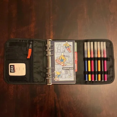 这个多功能活页本也太酷了！滑板少年的插画超戳我，笔插和夹层能把文具都收好。在挖煤姬刷到直接下单，隔天就拿到手，学生党买也巨方便！