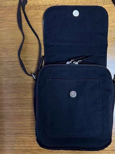 谁懂啊！这个中古碎花小挎包也太戳我了！花色复古还显白，最惊喜的是夹层超多，口红、学生证、耳机能分开放，找东西超方便～在这平台买巨爽，包装也没压坏，以后买包包还来这！