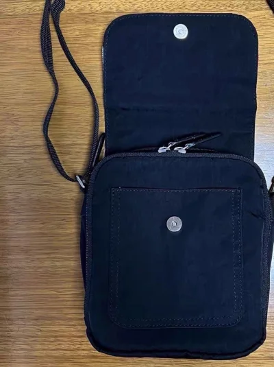 谁懂啊！这个中古碎花小挎包也太戳我了！花色复古还显白，最惊喜的是夹层超多，口红、学生证、耳机能分开放，找东西超方便～在这平台买巨爽，包装也没压坏，以后买包包还来这！