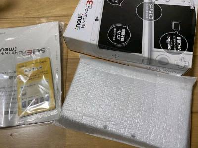 这次来的是任天堂的经典掌机系列—新大三。国内的价格飙升,这次花了个好价买到了这个白色的，成色非常不错，盒子八角尖尖。收藏极品！打包很给力，非常赞！