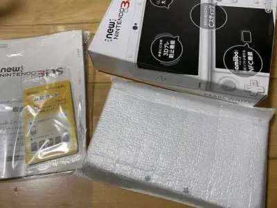 这次来的是任天堂的经典掌机系列—新大三。国内的价格飙升,这次花了个好价买到了这个白色的，成色非常不错，盒子八角尖尖。收藏极品！打包很给力，非常赞！