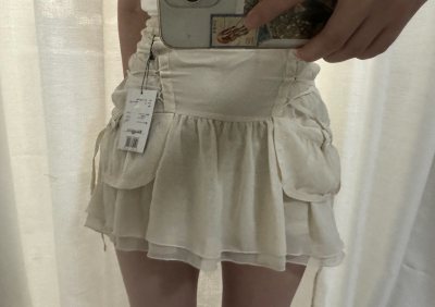 面料柔软亲肤，多层裙摆设计超有层次感，腰间的褶皱和小细节很精致。穿上瞬间变身甜妹，日常出街或约会都很合适，搭配简单的T恤就很出彩，推荐给喜欢甜系风格的姐妹～