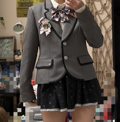 MICHIKO LONDON的制服质感特别好，特别笔挺，灰调西颜色高级，剪裁利落又显瘦，搭配的裙装波点暗纹特别可爱。穿上瞬间有日系毕业礼那味儿了，不管是日常穿搭还是特殊场合都很出彩，在mercari上淘到它真的太满意，制服控姐妹别错过！