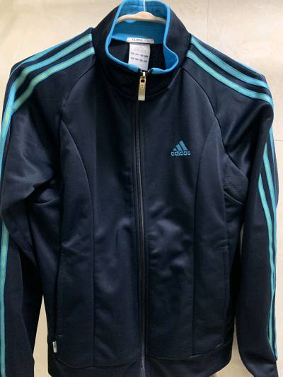 在挖煤姬买衣服，页面商品图高清，详情翻译精准。客服回复快，合单后免费换新箱，物流选的EMS，一周就收到，包装严实，衣服完好无损。