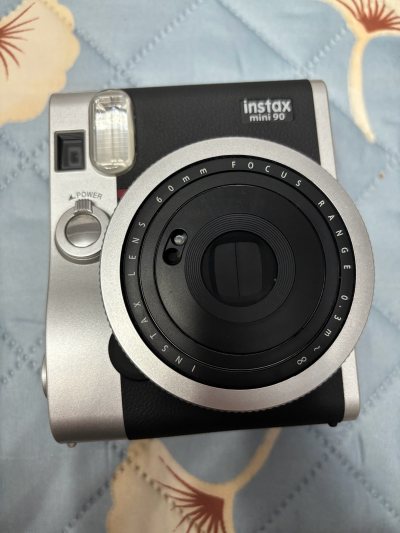 终于安全下车啦！在挖煤姬上淘的简直太满意了。我的mini90 ，相纸都安全抵达，开箱时激动坏了！品相超级新，和图片一模一样。卖家描述准确，平台质检让人放心。国际物流速度给力，包裹加固得很用心，完美到手。能以这个价格买到心仪的宝贝，感觉超值！挖煤姬不愧是海淘宝藏APP...