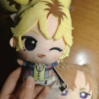 挖煤姬购买毛绒娃娃时，平台支持从煤炉、骏和屋、指南针等多个日本站点代购‌。官网商品常享免岛内运费优惠，例如指南针大部分商品免运费，骏和屋主店满1500日元免运费，无需自行凑单‌。平台会发放优惠券，如快闪日免手续费券、运费折扣券等，能进一步降低购买成本‌。