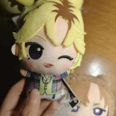 挖煤姬购买毛绒娃娃时，平台支持从煤炉、骏和屋、指南针等多个日本站点代购‌。官网商品常享免岛内运费优惠，例如指南针大部分商品免运费，骏和屋主店满1500日元免运费，无需自行凑单‌。平台会发放优惠券，如快闪日免手续费券、运费折扣券等，能进一步降低购买成本‌。