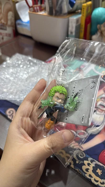 这次买回来的海贼王特效钥匙扣心心念念了很久，价格一直下不来，当然确实做得非常好，索隆真的太帅了，加上特效件，栩栩如生