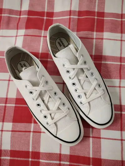 我是真的不想吹，但6J这白是真的帅啊 布料厚实质感一流，内衬皮质超高配置，最近今年ADD也开始了复刻之路，一声叹息