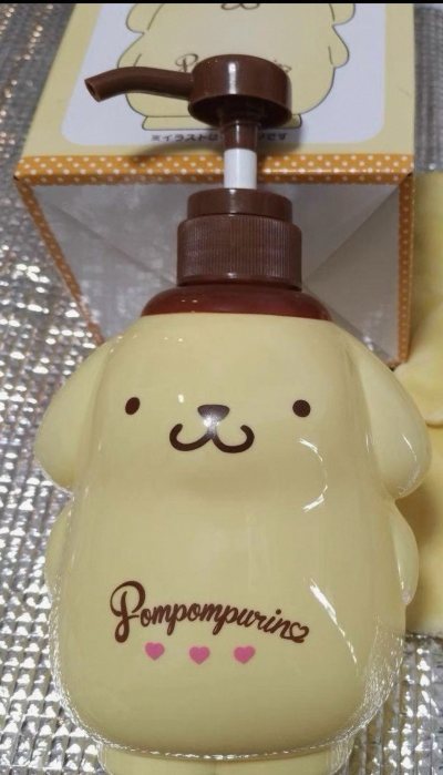 在挖煤姬入了三件三丽鸥好物：布丁狗造型分装瓶可爱又实用，Kitty七福神小箱精致有质感，玉桂狗墨镜公仔软萌治愈。包装物流都很稳，到手几乎没瑕疵，三丽鸥控狂喜，下次还来～