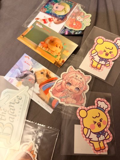 在挖煤姬买的各种贴纸终于到了！第n次在上面买煤炉的东西，从担心到现在的顺畅。买这种杂七杂八的小东西，挖煤姬的下单流程很清晰。最惊喜的是发货后还会退国际运费的差价，虽然不多，但感觉很贴心，让整个购物体验都加分了。