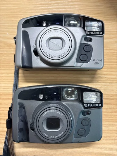 收到的货跟描述一样，胶片相机太有质感！每按下快门都超期待，冲洗出的照片自带复古滤镜，色彩温润有故事感，让拍照变成超治愈的事，超爱！入手这款胶片相机不亏！操作简单易上手，成像细腻有温度，胶卷定格的瞬间满是回忆感，比数码多了份独特情怀～